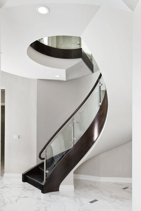 Foto de escalera de caracol contemporánea