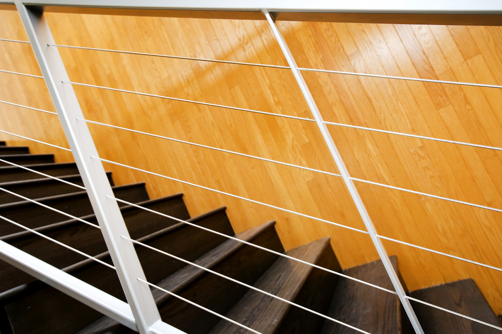 グランドラピッズにある中くらいなモダンスタイルのおしゃれな直階段 (木の蹴込み板) の写真