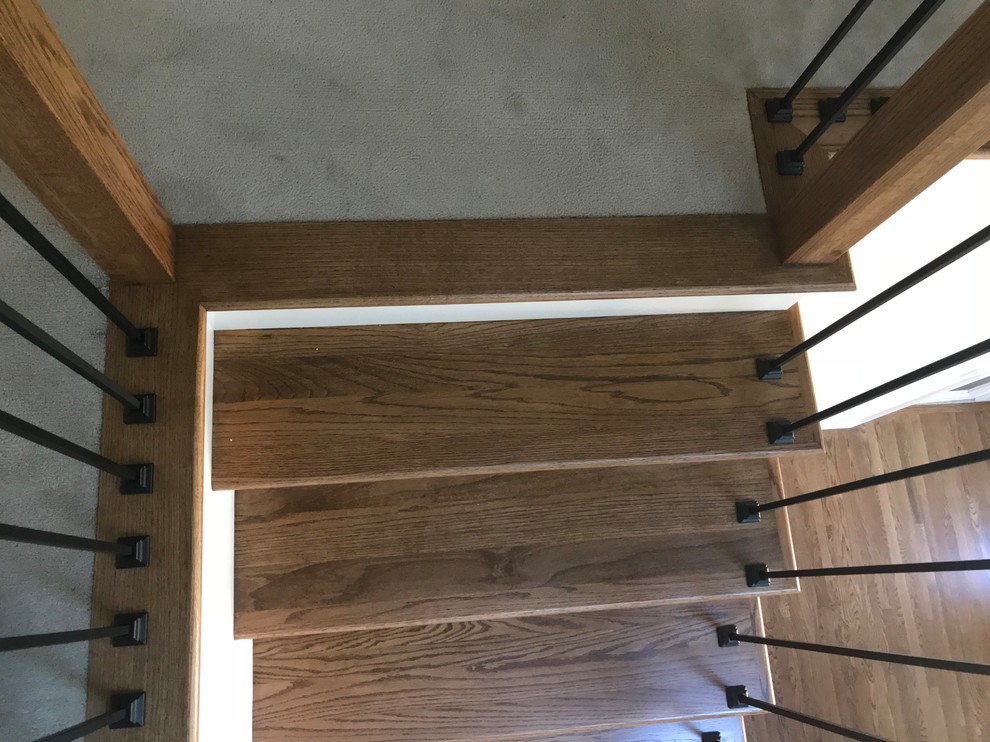 Стильный дизайн: большая угловая лестница в стиле ретро с деревянными ступенями, крашенными деревянными подступенками и деревянными перилами - последний тренд