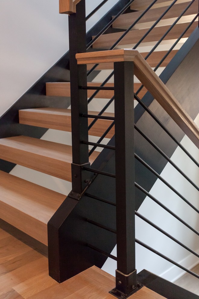 Moderne Holztreppe in U-Form mit offenen Setzstufen und Mix-Geländer in Washington, D.C.