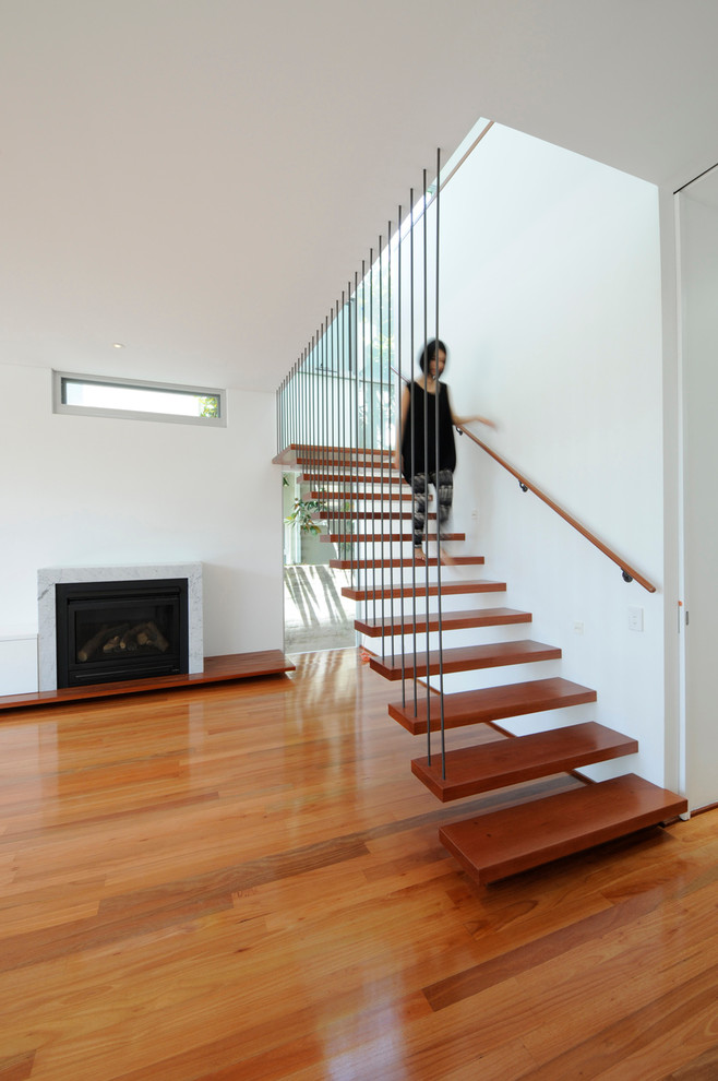 Réalisation d'un escalier flottant minimaliste.