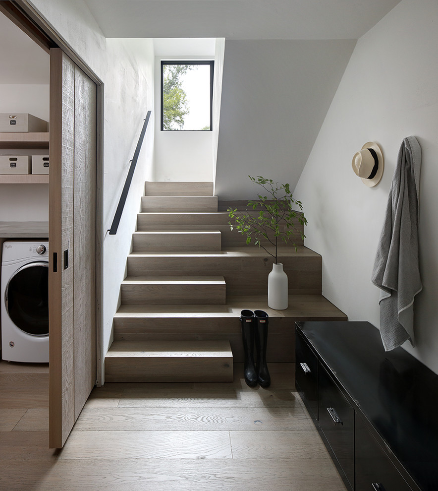 Imagen de escalera en U minimalista con escalones de madera y contrahuellas de madera