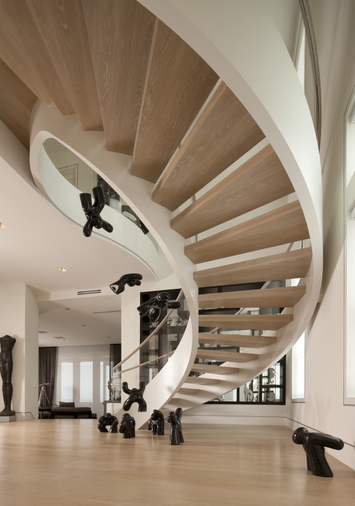 Cette photo montre un escalier courbe moderne.