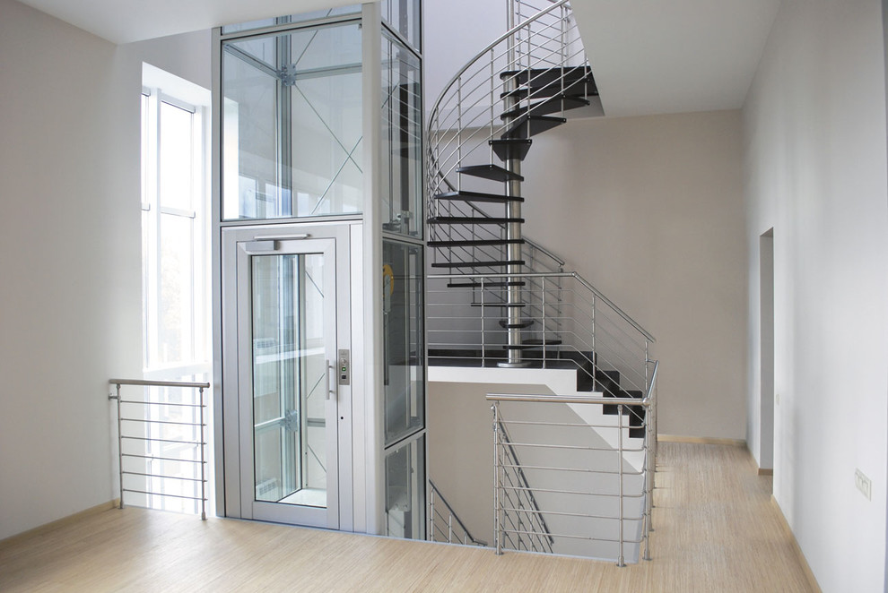 Réalisation d'un escalier sans contremarche courbe minimaliste avec des marches en bois.