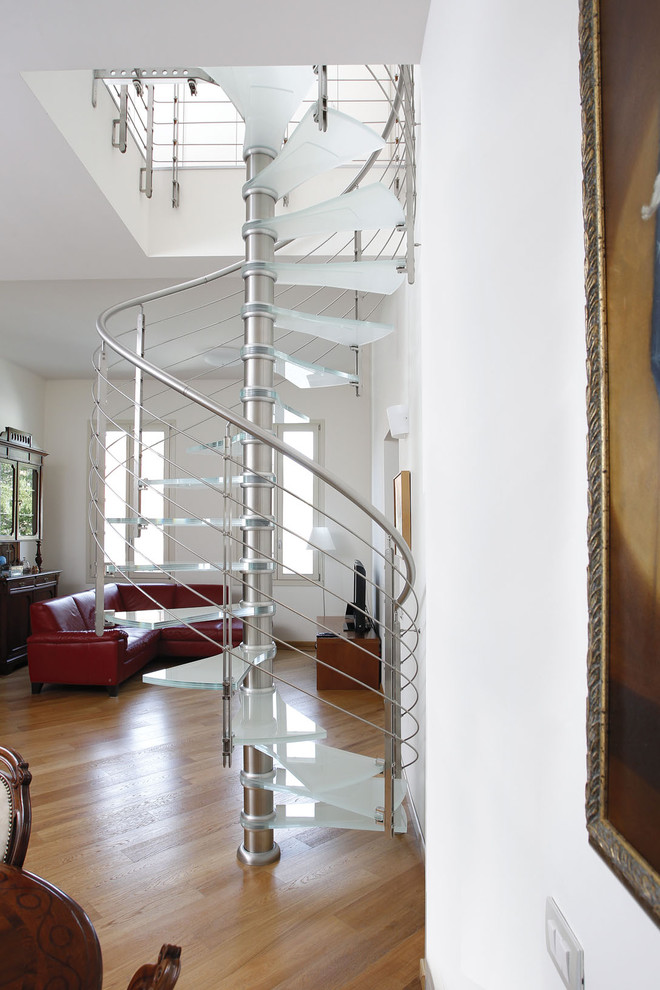 Réalisation d'un escalier sans contremarche hélicoïdal minimaliste avec des marches en verre.