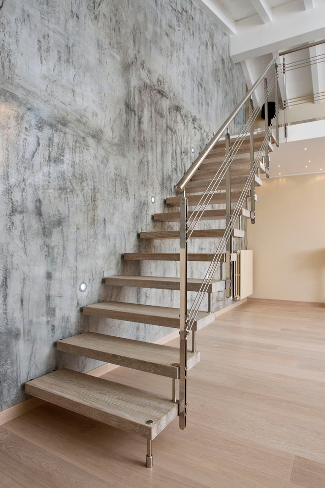 Свежая идея для дизайна: прямая лестница в стиле модернизм с деревянными ступенями без подступенок - отличное фото интерьера
