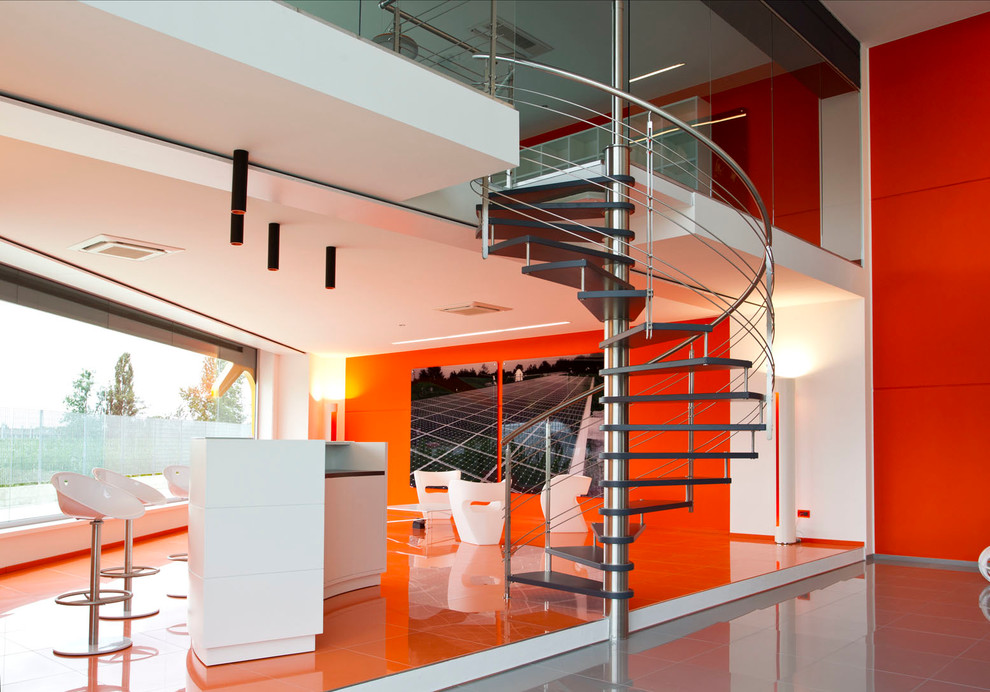 Пример оригинального дизайна: винтовая лестница в стиле модернизм с деревянными ступенями без подступенок