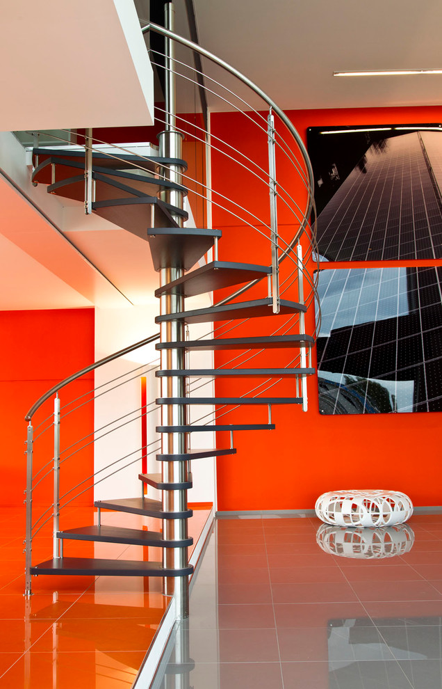 Idée de décoration pour un escalier sans contremarche hélicoïdal minimaliste avec des marches en bois et éclairage.