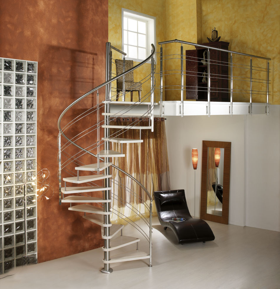 Ejemplo de escalera de caracol minimalista sin contrahuella con escalones de madera