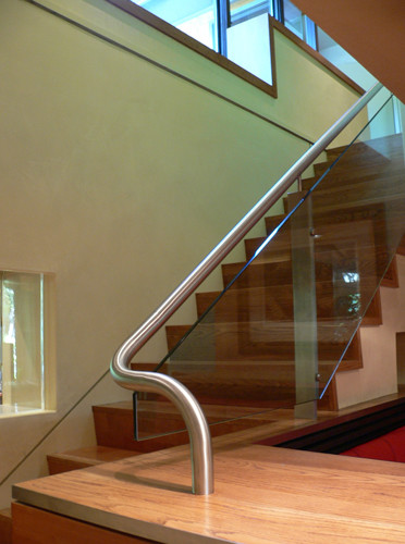 Example of a minimalist staircase design in Austin