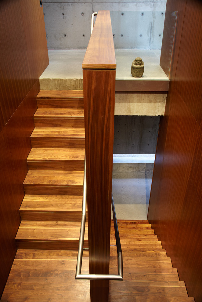 Esempio di una scala a "U" minimalista con pedata in legno e alzata in legno
