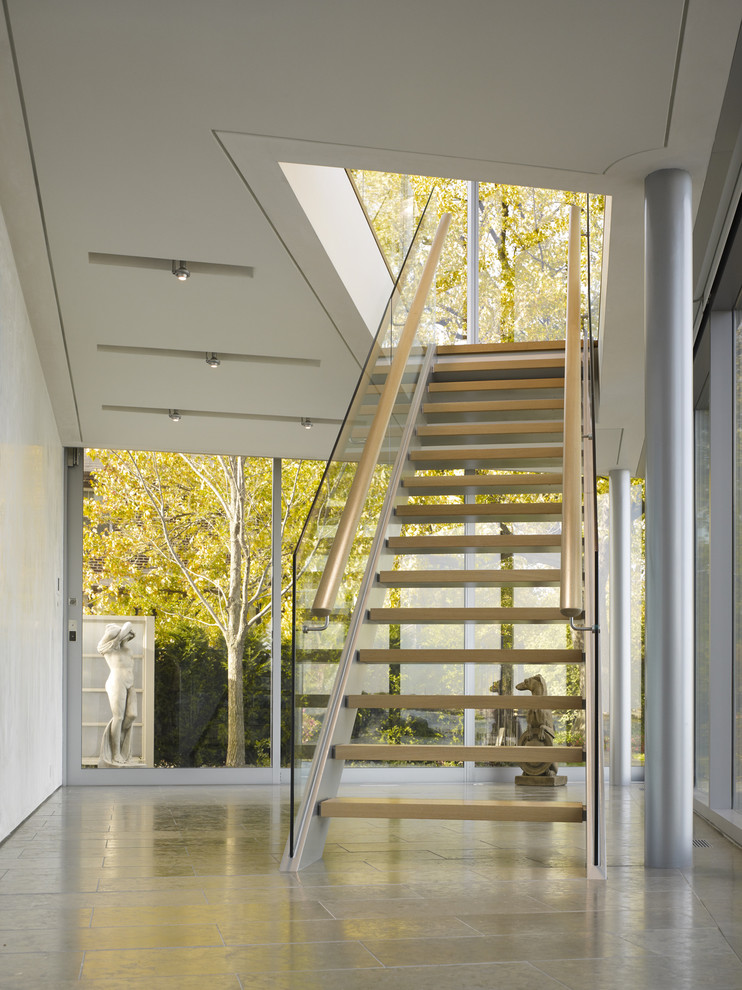 Свежая идея для дизайна: лестница на больцах в стиле модернизм с деревянными ступенями без подступенок - отличное фото интерьера