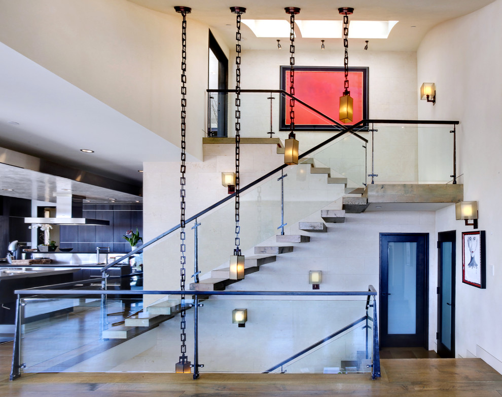Diseño de escalera suspendida contemporánea con barandilla de vidrio