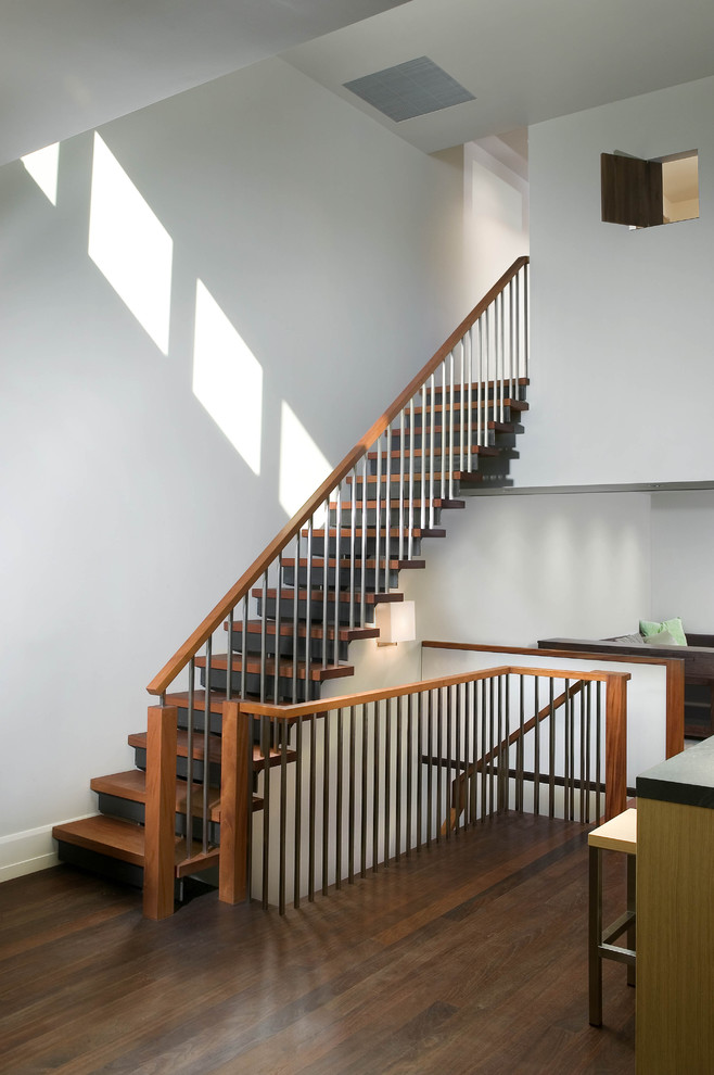 Exemple d'un escalier droit tendance avec des marches en bois et un garde-corps en matériaux mixtes.