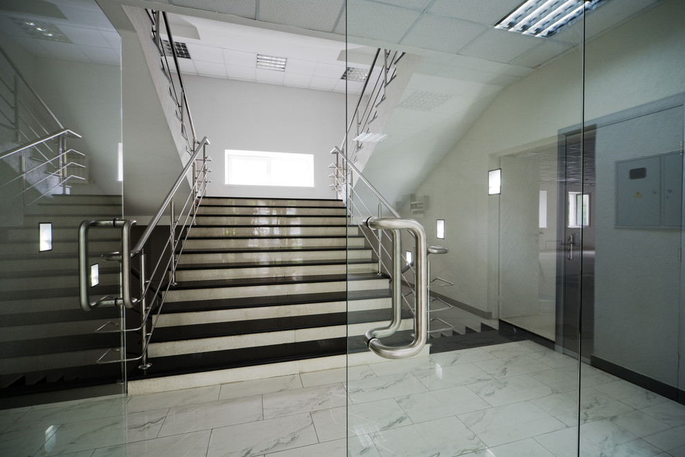 Идея дизайна: большая прямая лестница в стиле модернизм