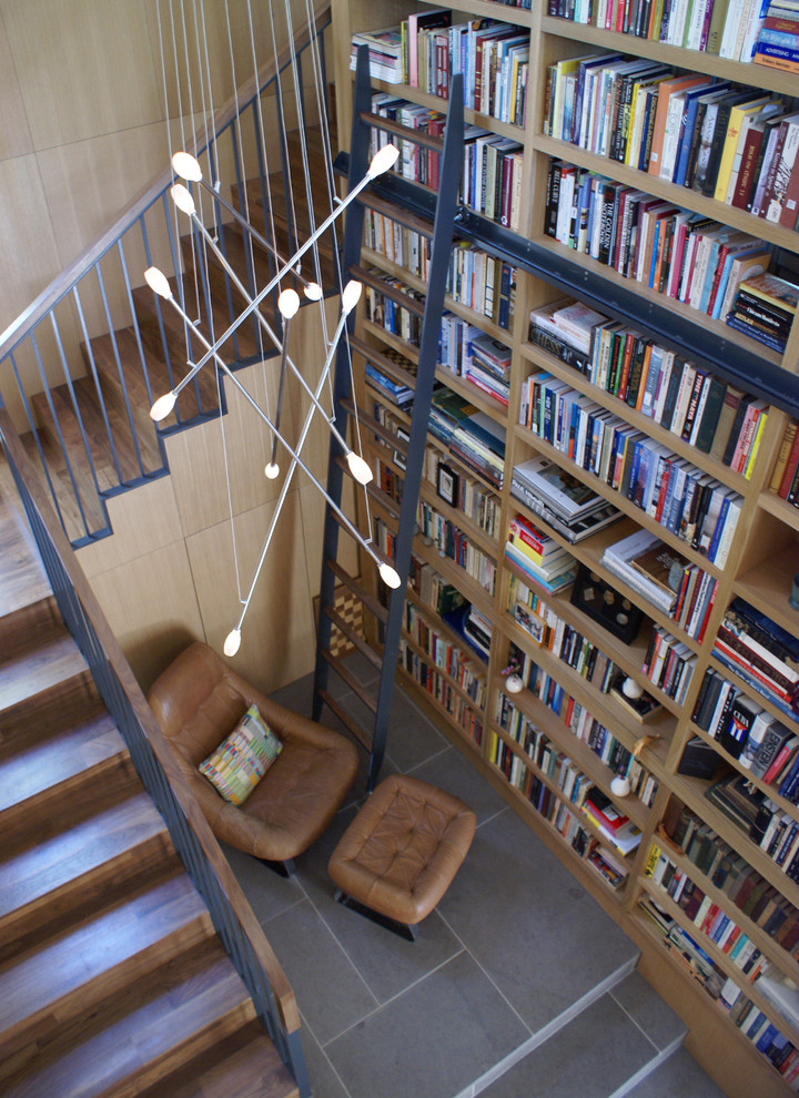 Bild på en funkis trappa i trä, med sättsteg i trä