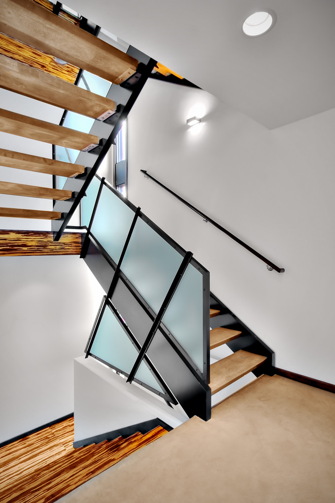 Moderne Treppe mit offenen Setzstufen in Seattle