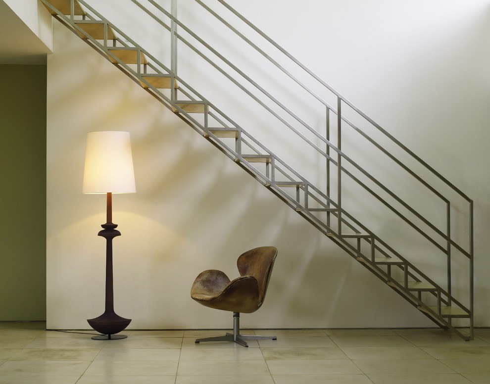 Cette photo montre un escalier moderne avec éclairage.