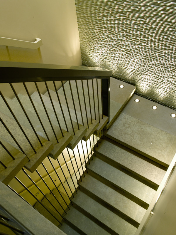 サクラメントにあるモダンスタイルのおしゃれな階段の写真