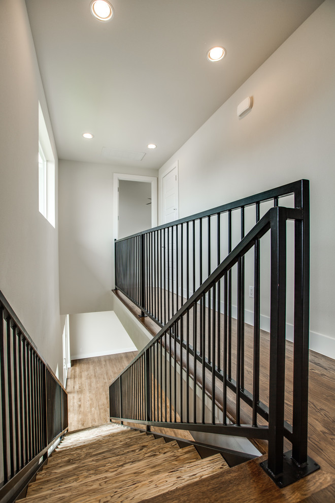Diseño de escalera recta contemporánea con escalones de madera y contrahuellas de metal