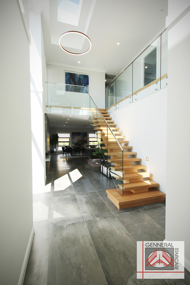Foto de escalera recta moderna sin contrahuella con escalones de madera