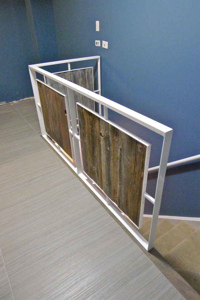 На фото: маленькая угловая лестница в современном стиле с ступенями с ковровым покрытием и ковровыми подступенками для на участке и в саду с