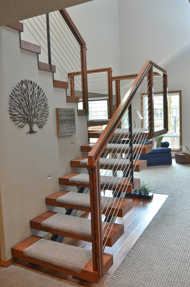 Mittelgroße Moderne Treppe in U-Form mit Teppich-Treppenstufen, offenen Setzstufen und Drahtgeländer in Portland