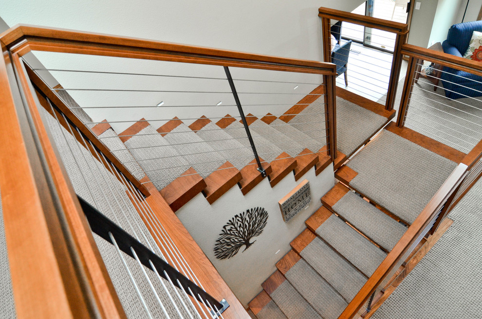 Réalisation d'un escalier sans contremarche minimaliste en U de taille moyenne avec des marches en moquette et un garde-corps en câble.