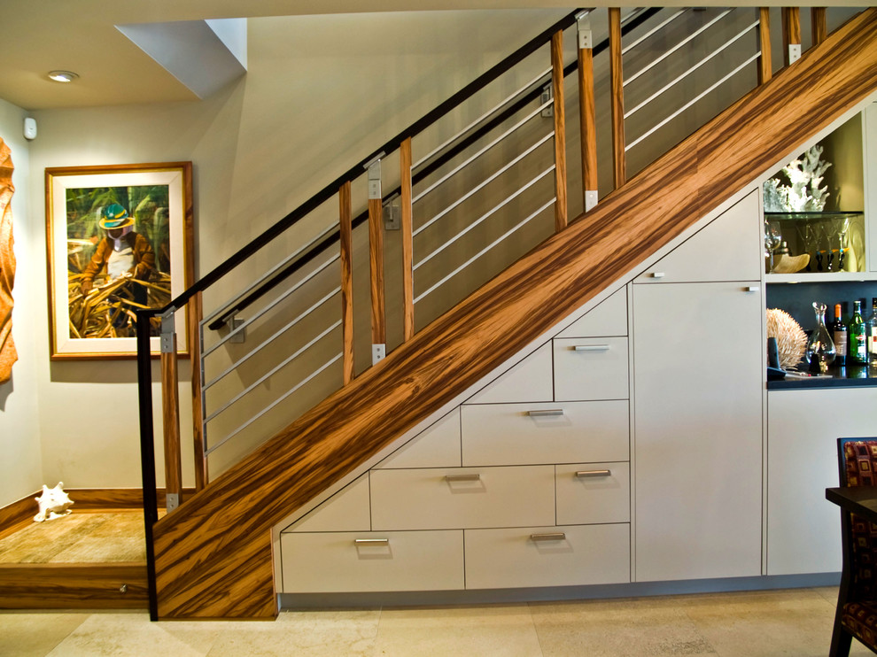 Свежая идея для дизайна: прямая деревянная лестница среднего размера в стиле модернизм с деревянными ступенями и кладовкой или шкафом под ней - отличное фото интерьера