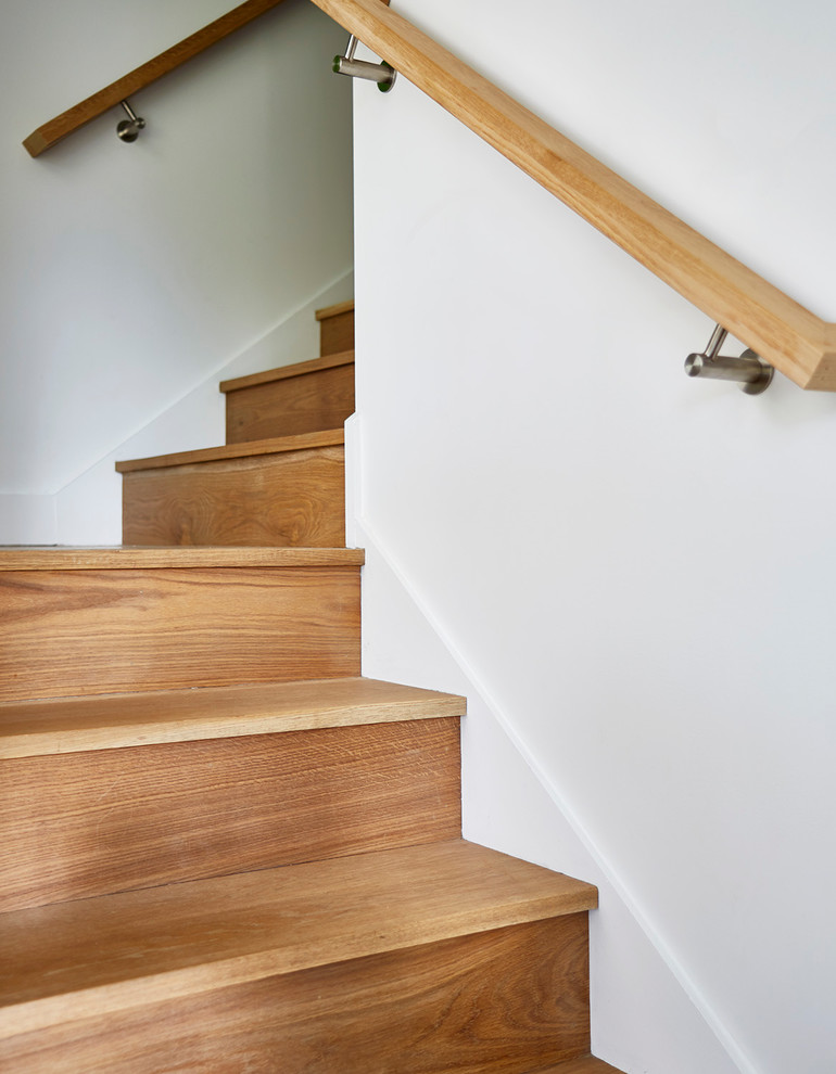 Mittelgroße Landhausstil Treppe in L-Form mit Holz-Setzstufen in Richmond