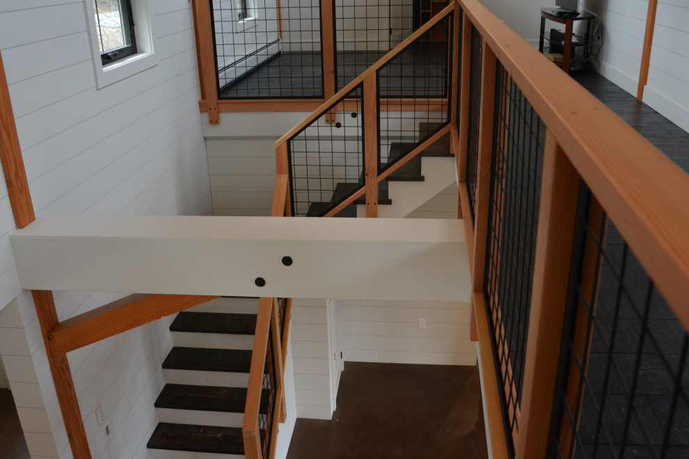 Ejemplo de escalera en L campestre con escalones de madera pintada, contrahuellas de madera pintada y barandilla de madera