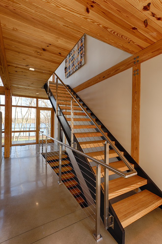 На фото: лестница в стиле модернизм с деревянными ступенями без подступенок