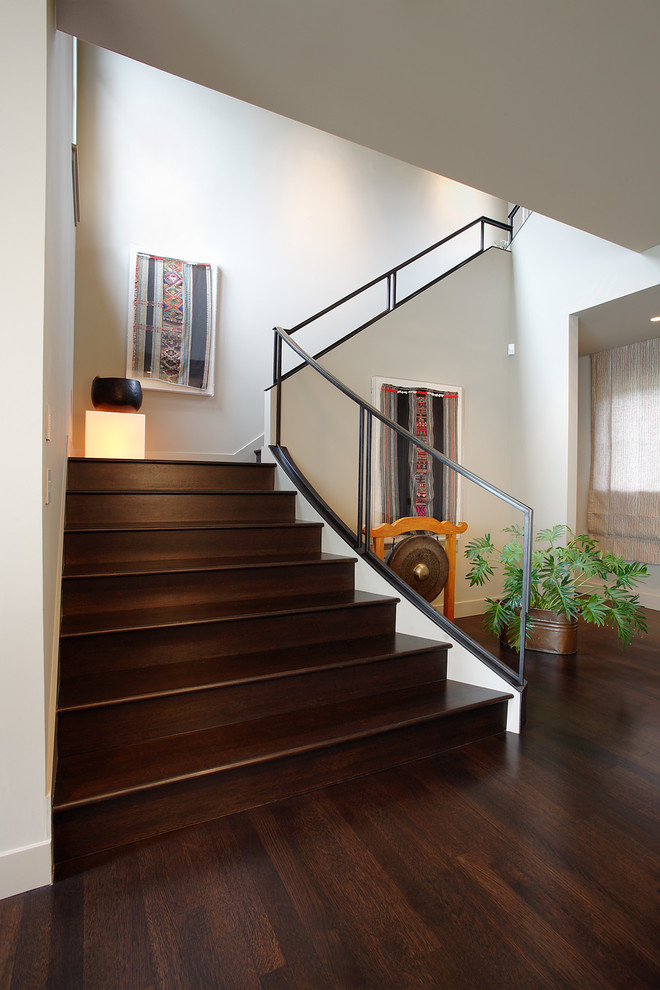 Réalisation d'un escalier asiatique en L de taille moyenne avec des marches en bois, des contremarches en bois et éclairage.