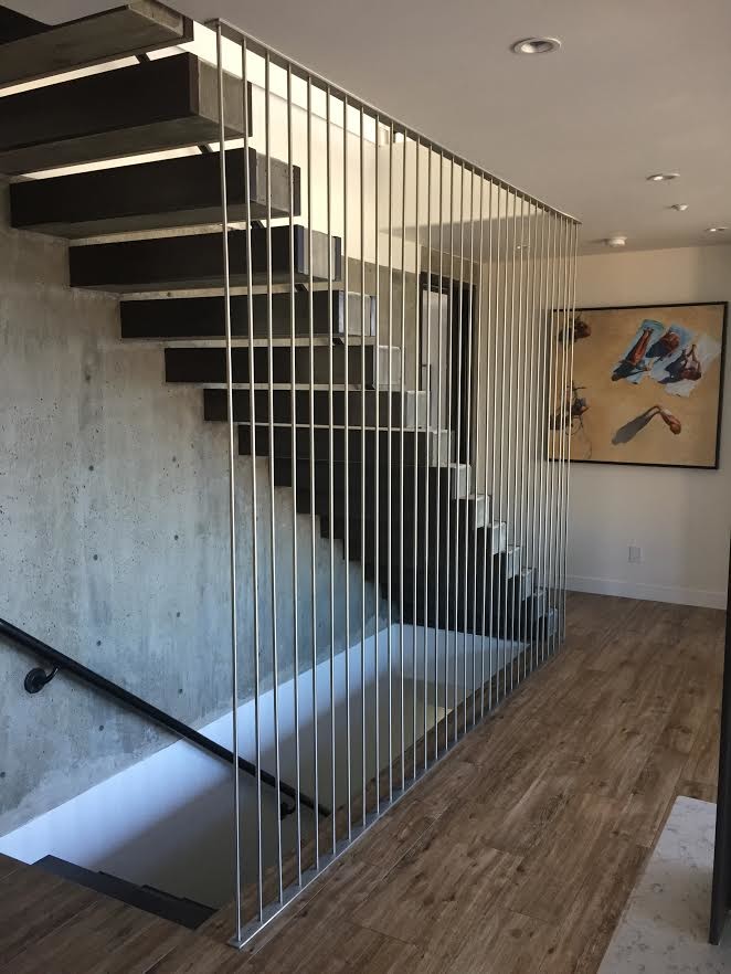 Свежая идея для дизайна: большая прямая лестница в стиле модернизм с деревянными ступенями и перилами из тросов без подступенок - отличное фото интерьера