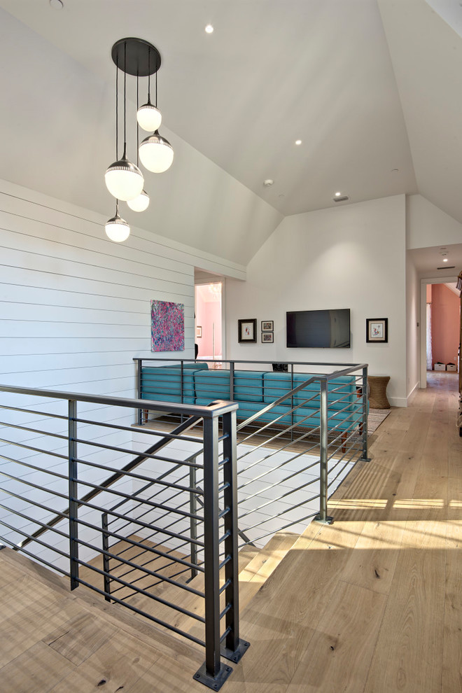 Imagen de escalera en U de estilo de casa de campo con escalones de madera y contrahuellas de madera pintada
