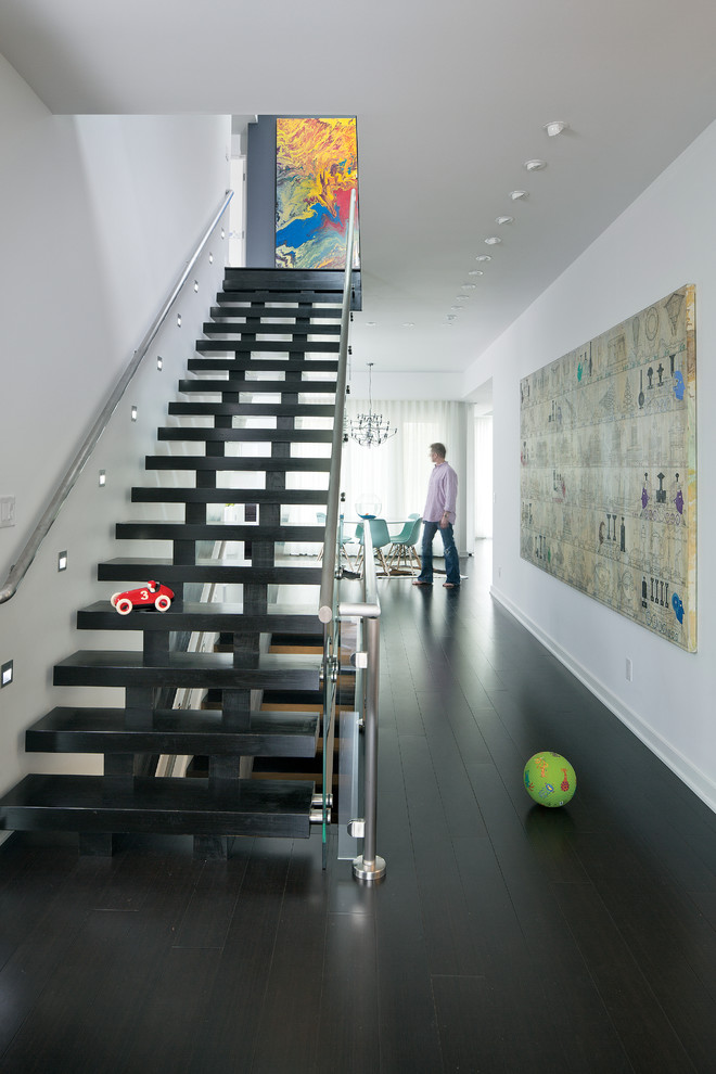 Réalisation d'un escalier droit design de taille moyenne avec des marches en bois.