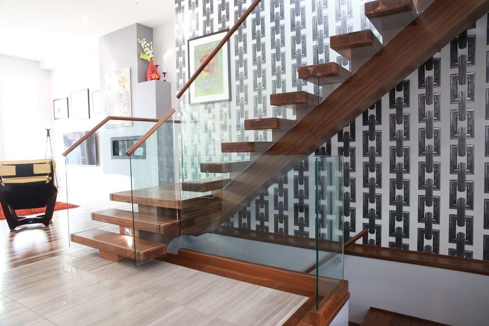 Стильный дизайн: большая прямая лестница в современном стиле с деревянными ступенями - последний тренд