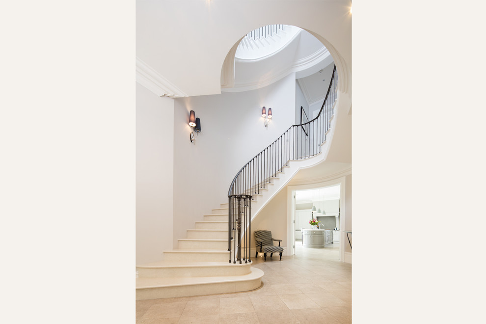 Gewendelte, Große Klassische Treppe mit gefliesten Treppenstufen, gefliesten Setzstufen und Mix-Geländer in Surrey