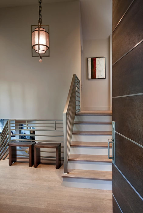 Modelo de escalera recta minimalista pequeña con escalones de madera, contrahuellas de madera pintada y barandilla de metal