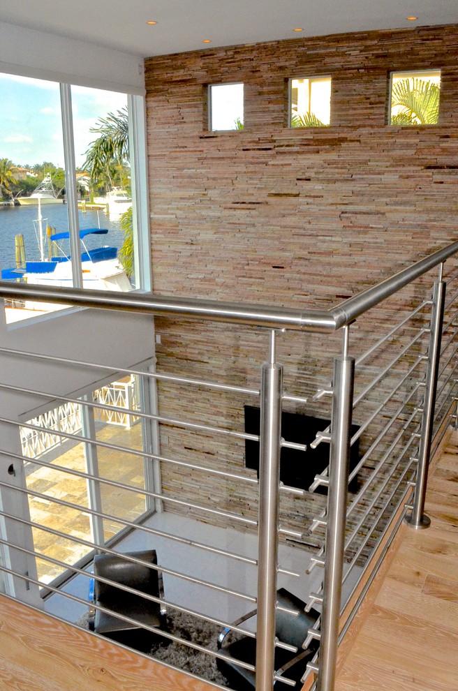 Große Moderne Holztreppe in L-Form mit Holz-Setzstufen in Miami