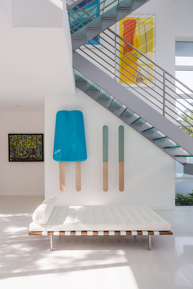 Идея дизайна: большая п-образная лестница в стиле модернизм с стеклянными ступенями без подступенок
