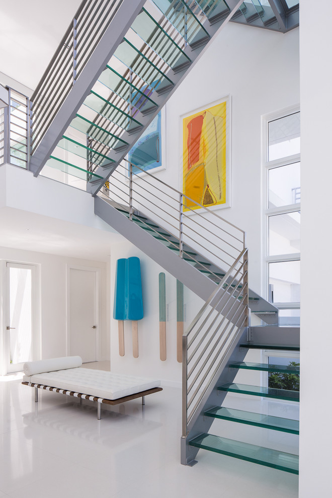 Cette photo montre un grand escalier sans contremarche tendance en U avec des marches en verre.