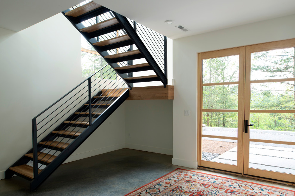 Источник вдохновения для домашнего уюта: лестница в стиле модернизм с деревянными ступенями и металлическими перилами