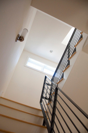 Идея дизайна: угловая деревянная лестница среднего размера в стиле модернизм с металлическими ступенями