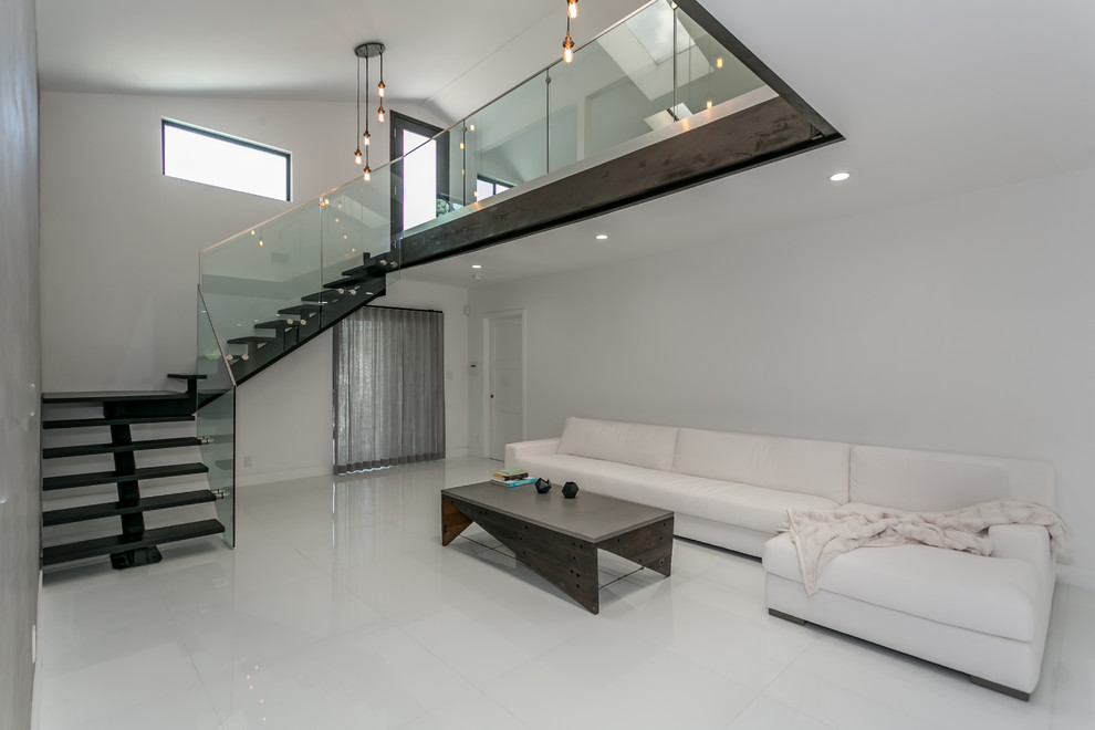 На фото: угловая лестница в стиле модернизм с стеклянными подступенками с