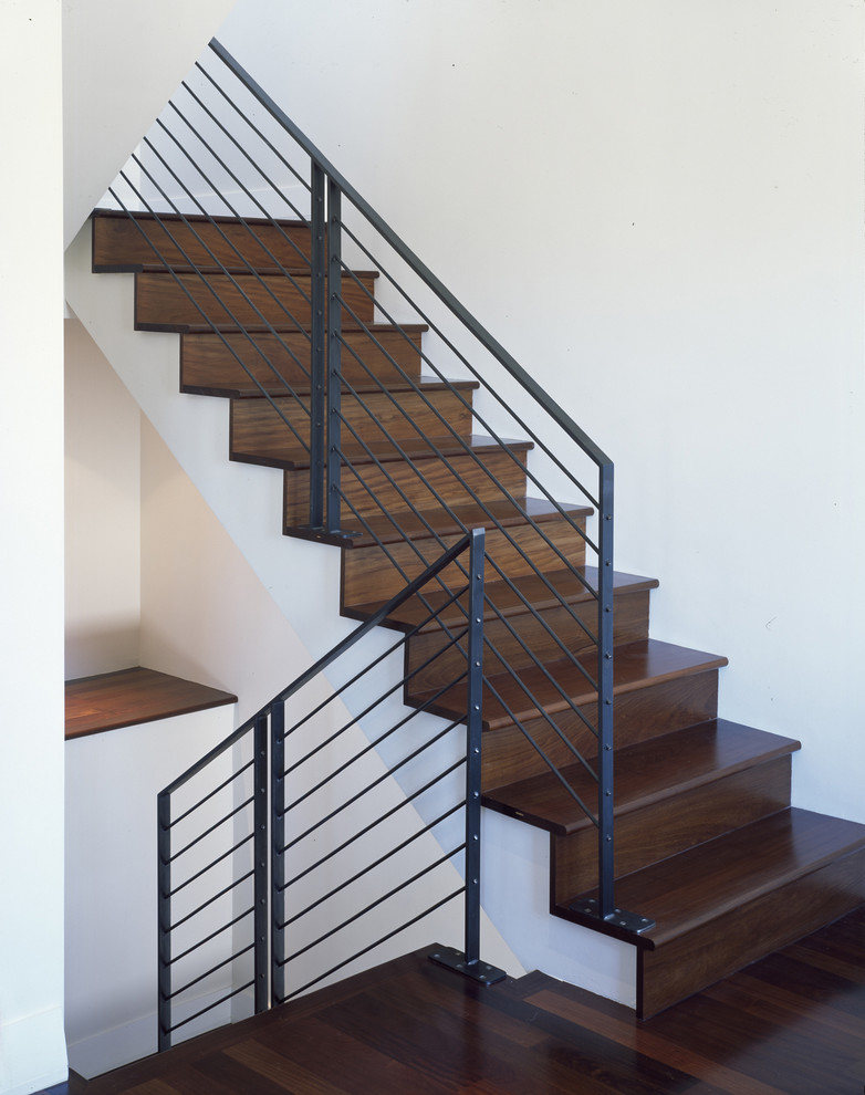 Свежая идея для дизайна: деревянная лестница в стиле модернизм с деревянными ступенями - отличное фото интерьера