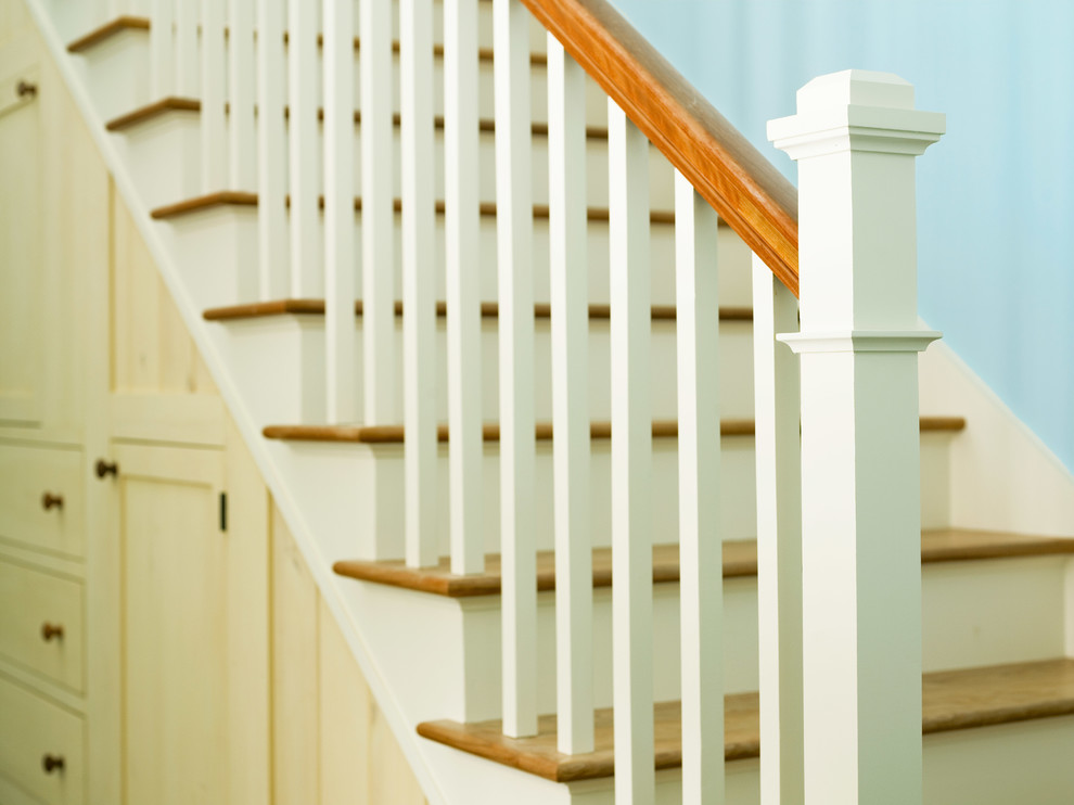 Свежая идея для дизайна: прямая лестница среднего размера в стиле кантри с деревянными ступенями и крашенными деревянными подступенками - отличное фото интерьера