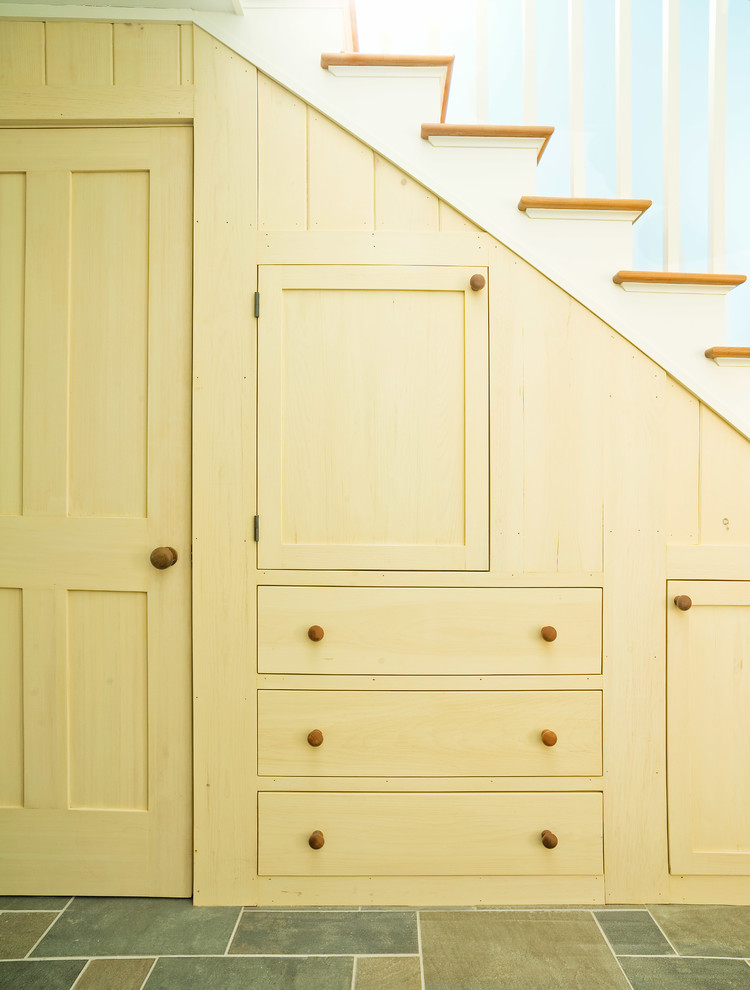 На фото: прямая лестница среднего размера в стиле кантри с деревянными ступенями и крашенными деревянными подступенками