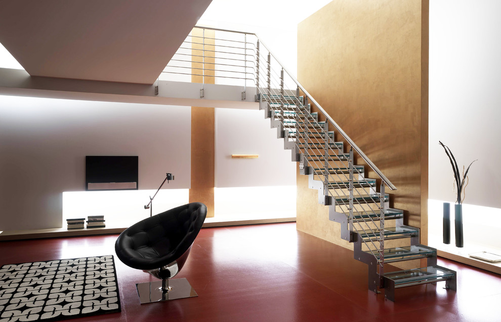Пример оригинального дизайна: большая прямая лестница в стиле модернизм с стеклянными ступенями и перилами из тросов без подступенок