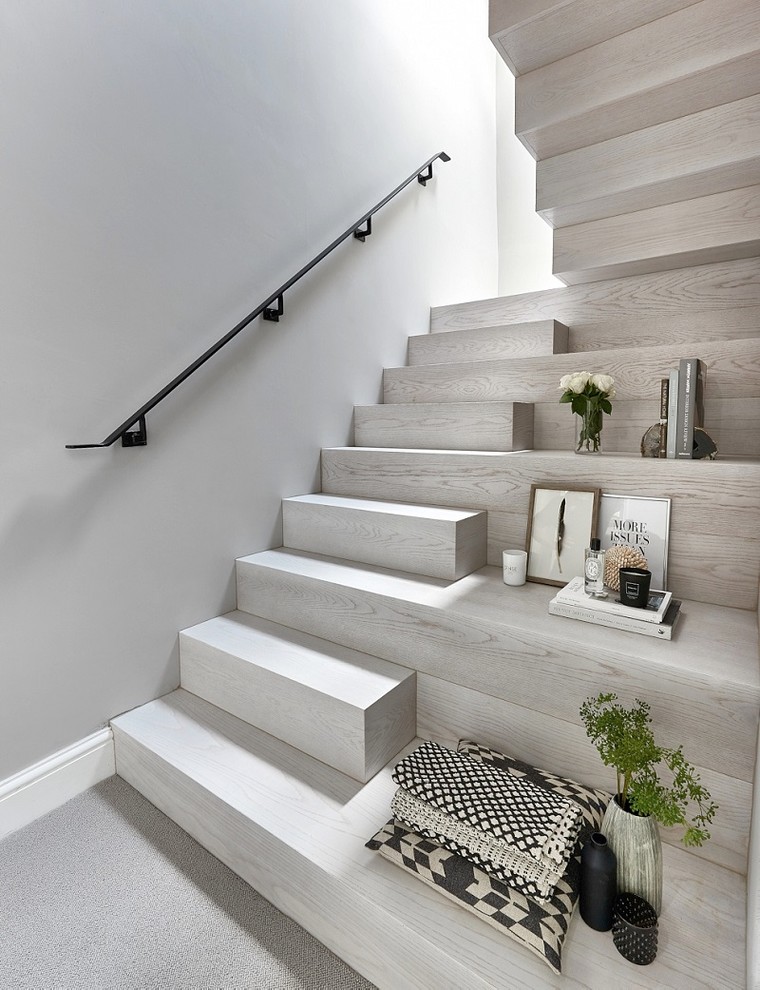 Diseño de escalera en U contemporánea de tamaño medio con barandilla de metal, escalones de madera y contrahuellas de madera